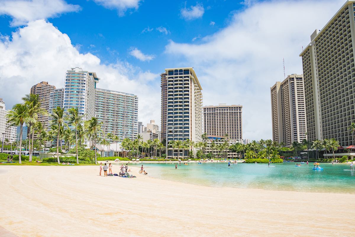 Find out the best areas to stay on Oahu recommended by top Hawaii blog Hawaii Travel Guides. Image of hotels in Waikiki.